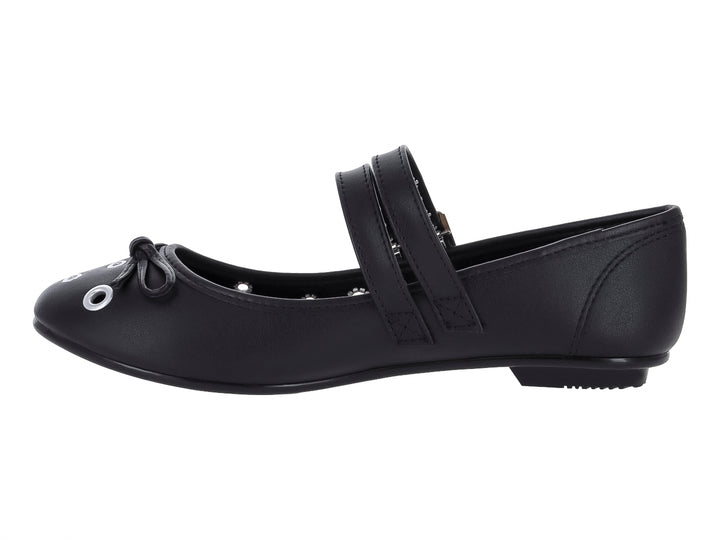 Zapato plano negro con dos correas con hebillas y detalles de ojetes plateados.