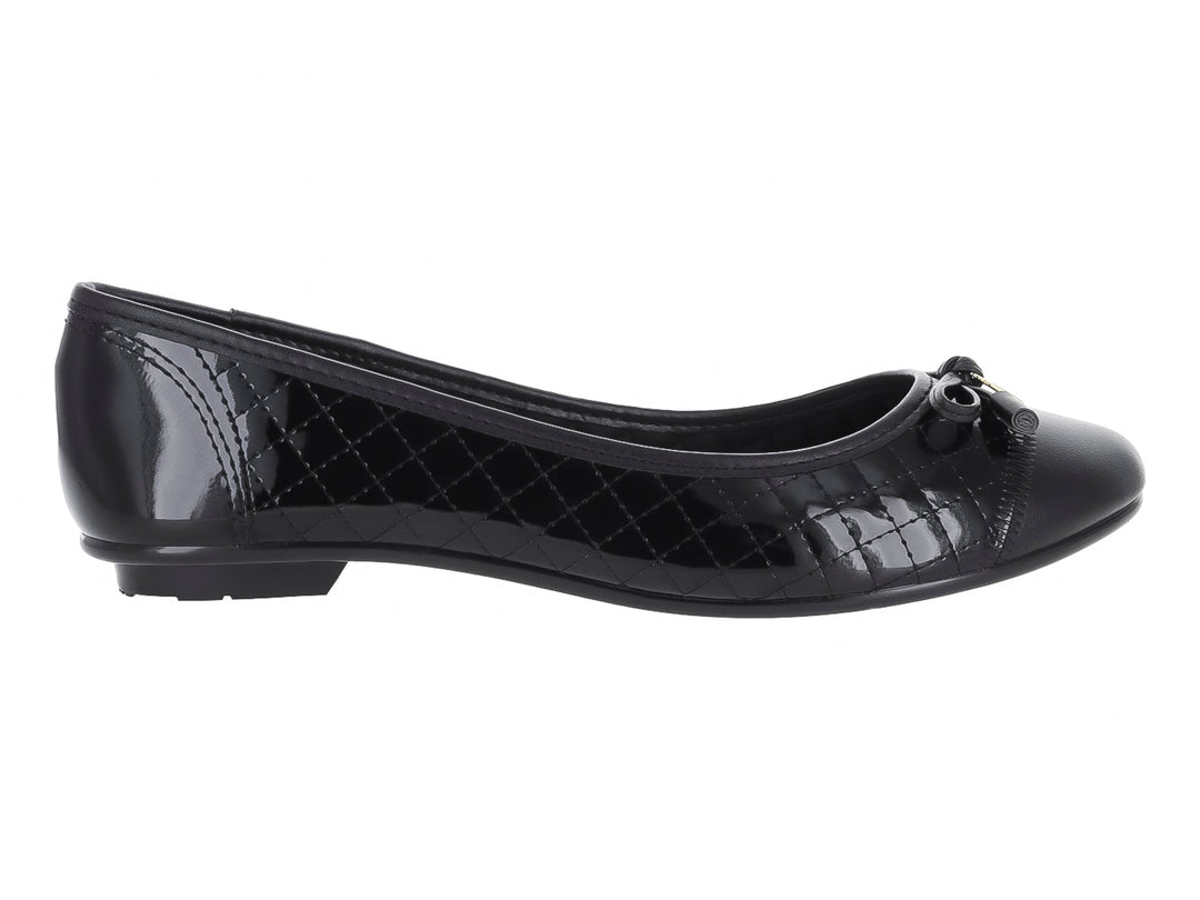 Zapato plano negro brillante con diseño acolchado y detalle de moño frontal para mujer.