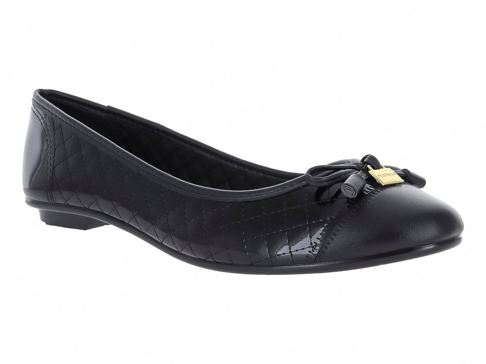 Zapato plano negro brillante con diseño acolchado y detalle de moño frontal para mujer.