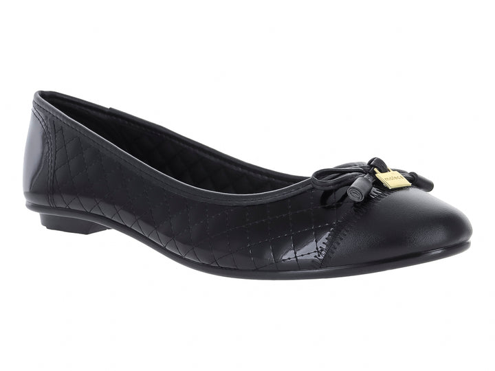 Zapato plano negro brillante con diseño acolchado y detalle de moño frontal para mujer.