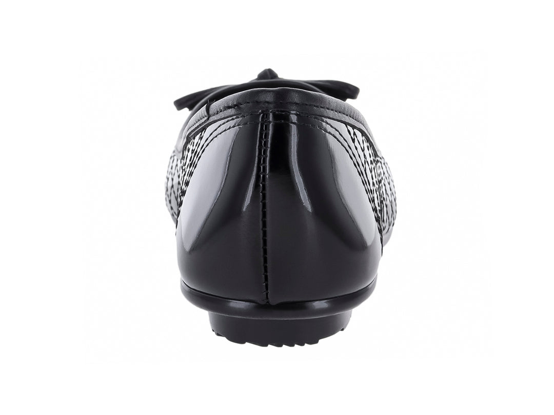 Zapato plano negro brillante con diseño acolchado y detalle de moño frontal para mujer.