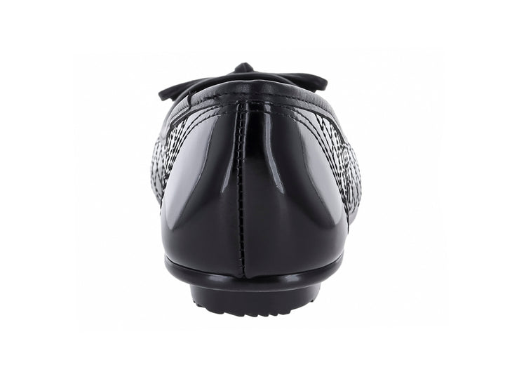 Zapato plano negro brillante con diseño acolchado y detalle de moño frontal para mujer.