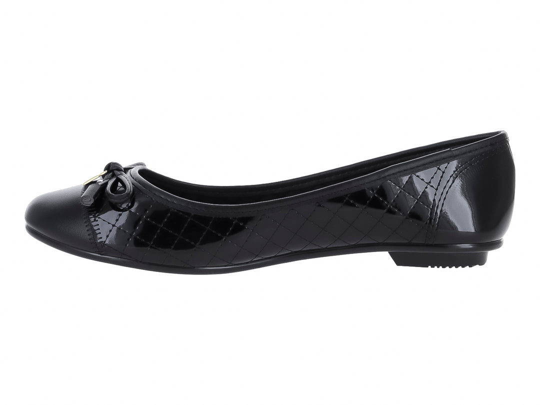 Zapato plano negro brillante con diseño acolchado y detalle de moño frontal para mujer.