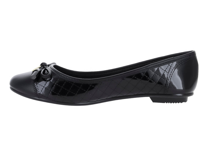 Zapato plano negro brillante con diseño acolchado y detalle de moño frontal para mujer.