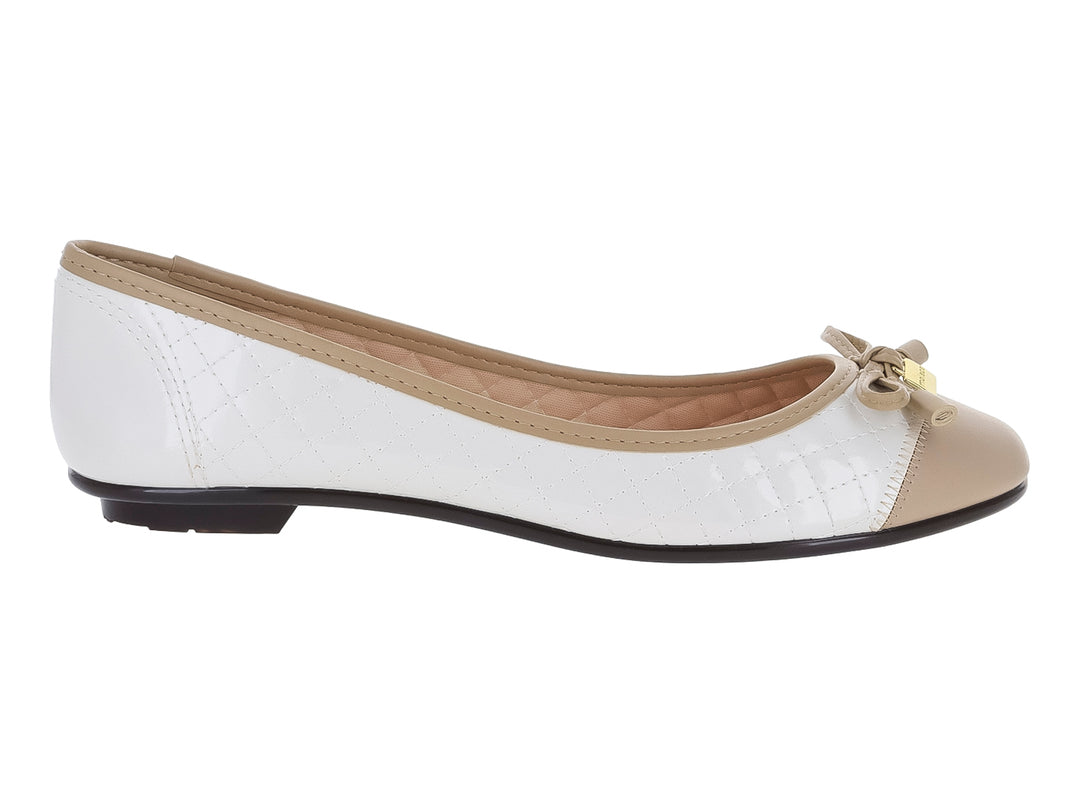Zapatos planos Moleca color blanco y beige con detalle de moño y acabado brillante.