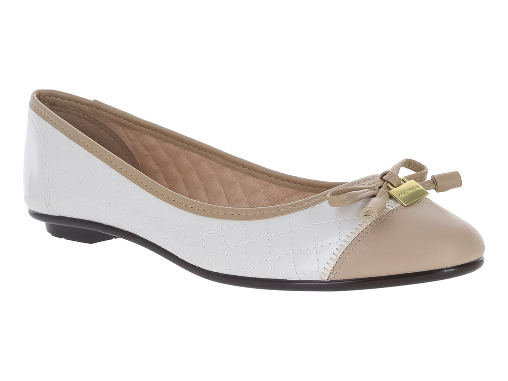 Zapatos planos Moleca color blanco y beige con detalle de moño y acabado brillante.