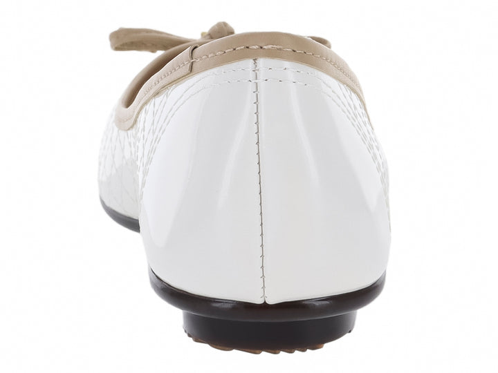Zapatos planos Moleca color blanco y beige con detalle de moño y acabado brillante.