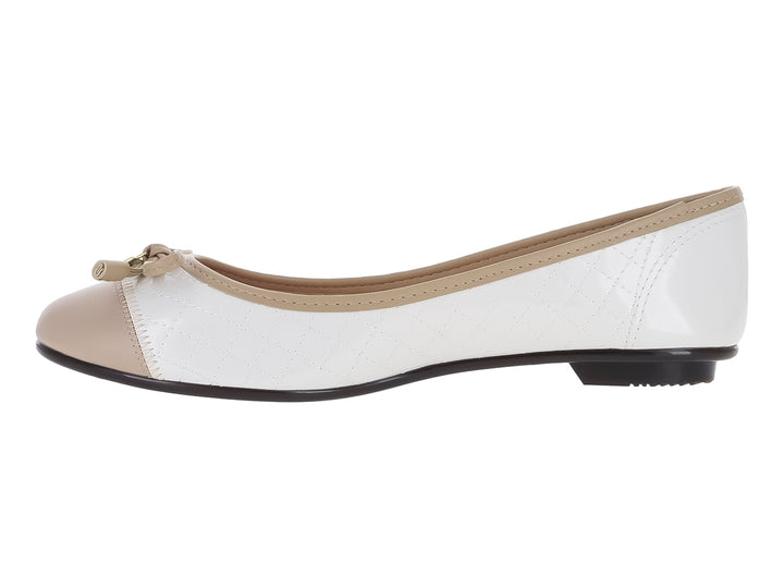 Zapatos planos Moleca color blanco y beige con detalle de moño y acabado brillante.