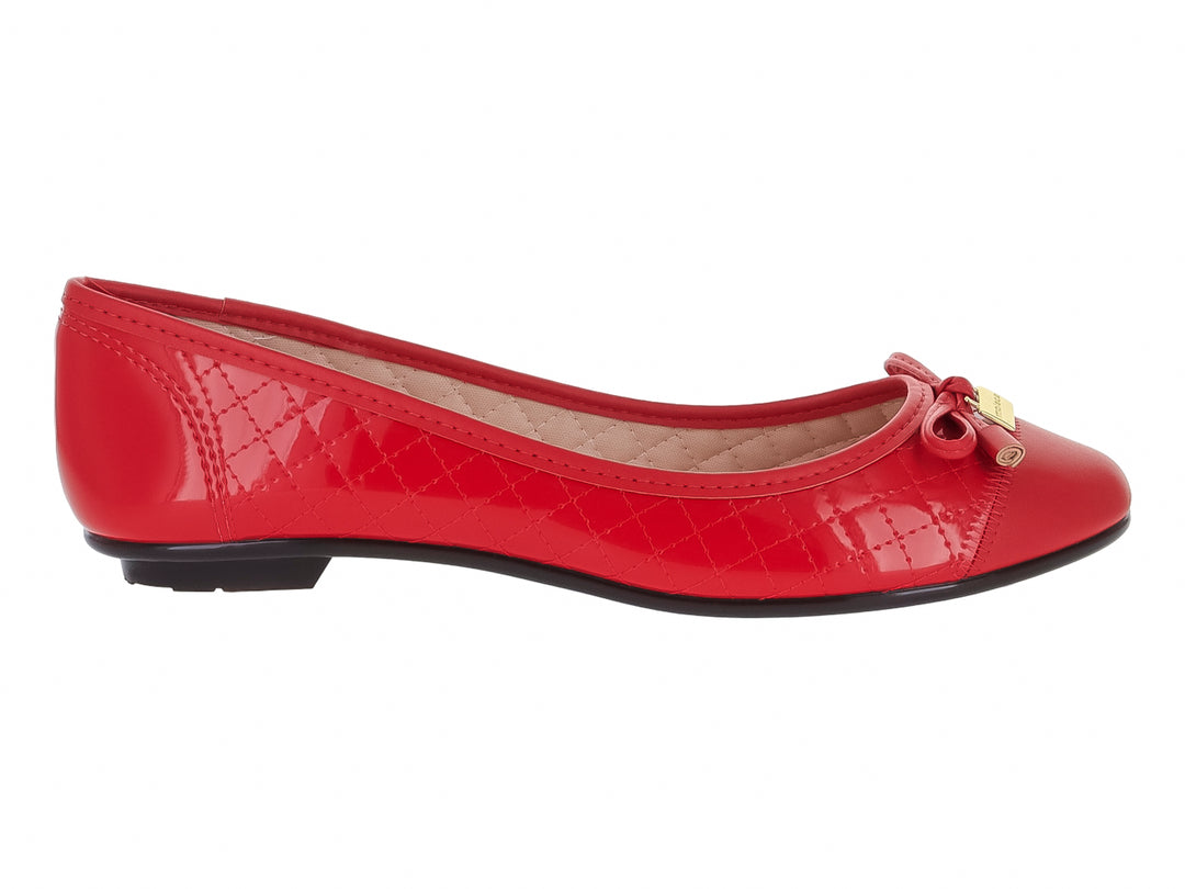 Zapato plano color rojo brillante con detalle de moño y textura acolchada.