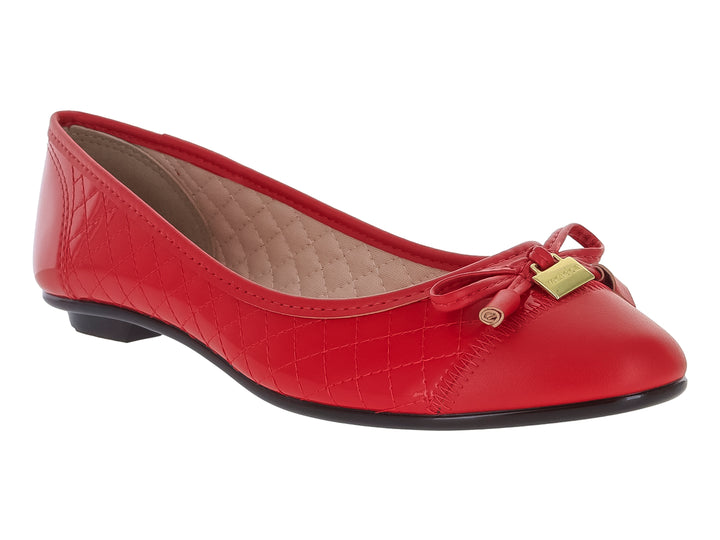 Zapato plano color rojo brillante con detalle de moño y textura acolchada.