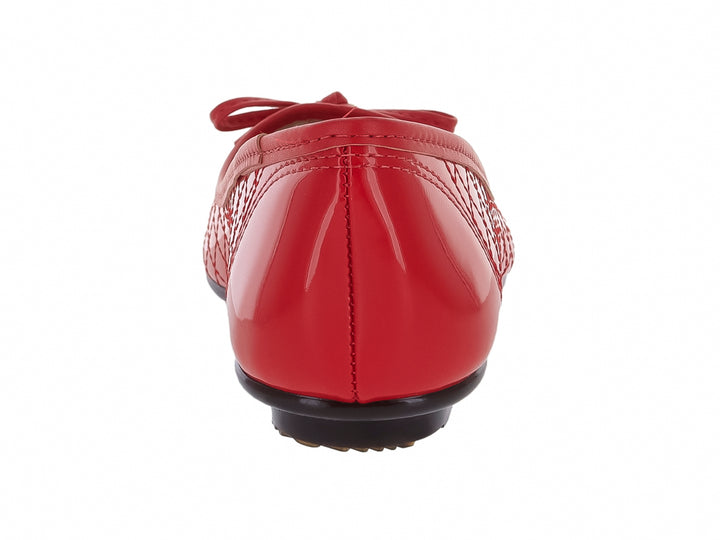 Zapato plano color rojo brillante con detalle de moño y textura acolchada.