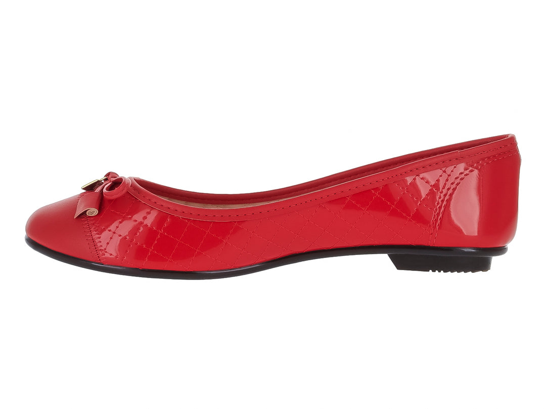 Zapato plano color rojo brillante con detalle de moño y textura acolchada.