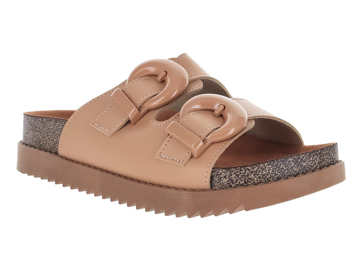Sandalias Moleca color nude con plataforma gruesa y hebillas decorativas.