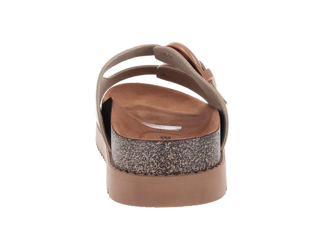 Sandalias Moleca color nude con plataforma gruesa y hebillas decorativas.