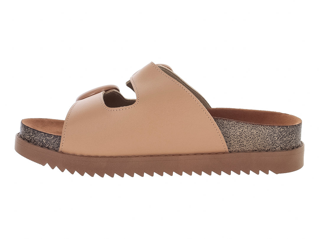 Sandalias Moleca color nude con plataforma gruesa y hebillas decorativas.