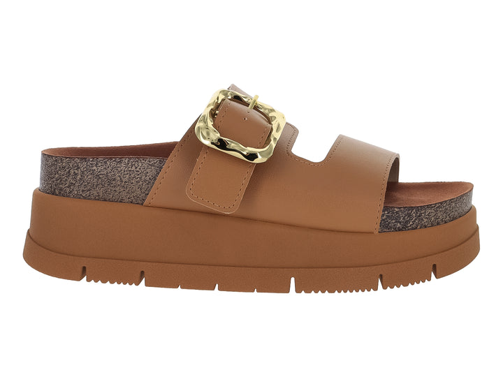 Sandalia Moleca color camel con plataforma gruesa y hebilla dorada.
