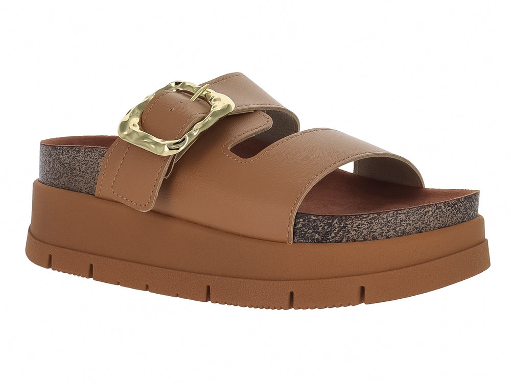 Sandalia Moleca color camel con plataforma gruesa y hebilla dorada.