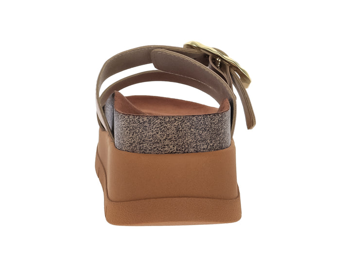 Sandalia Moleca color camel con plataforma gruesa y hebilla dorada.