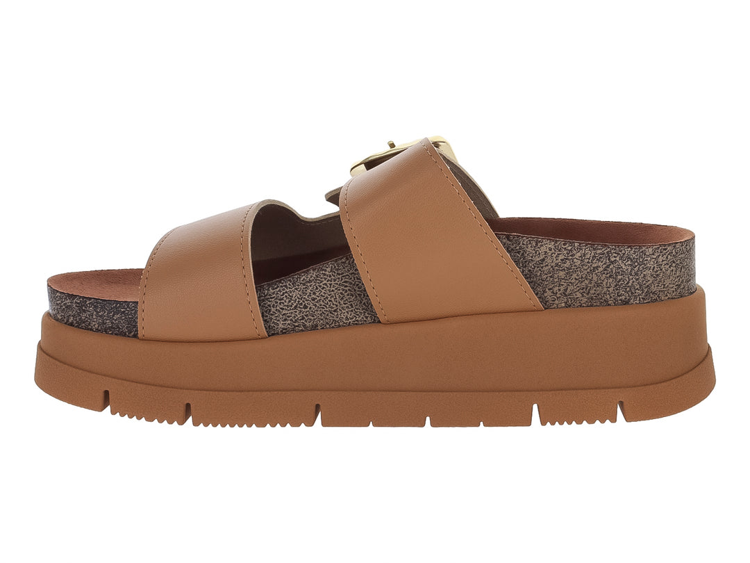 Sandalia Moleca color camel con plataforma gruesa y hebilla dorada.