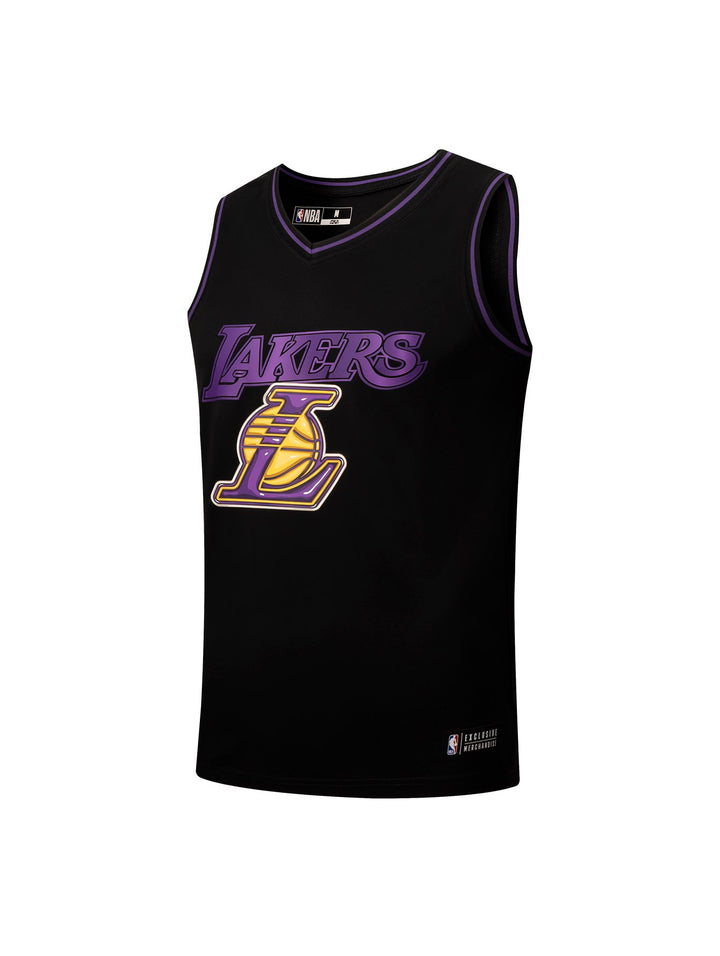 Jersey de basquetbol color negro con detalles morados y logotipo de los Lakers en el pecho.