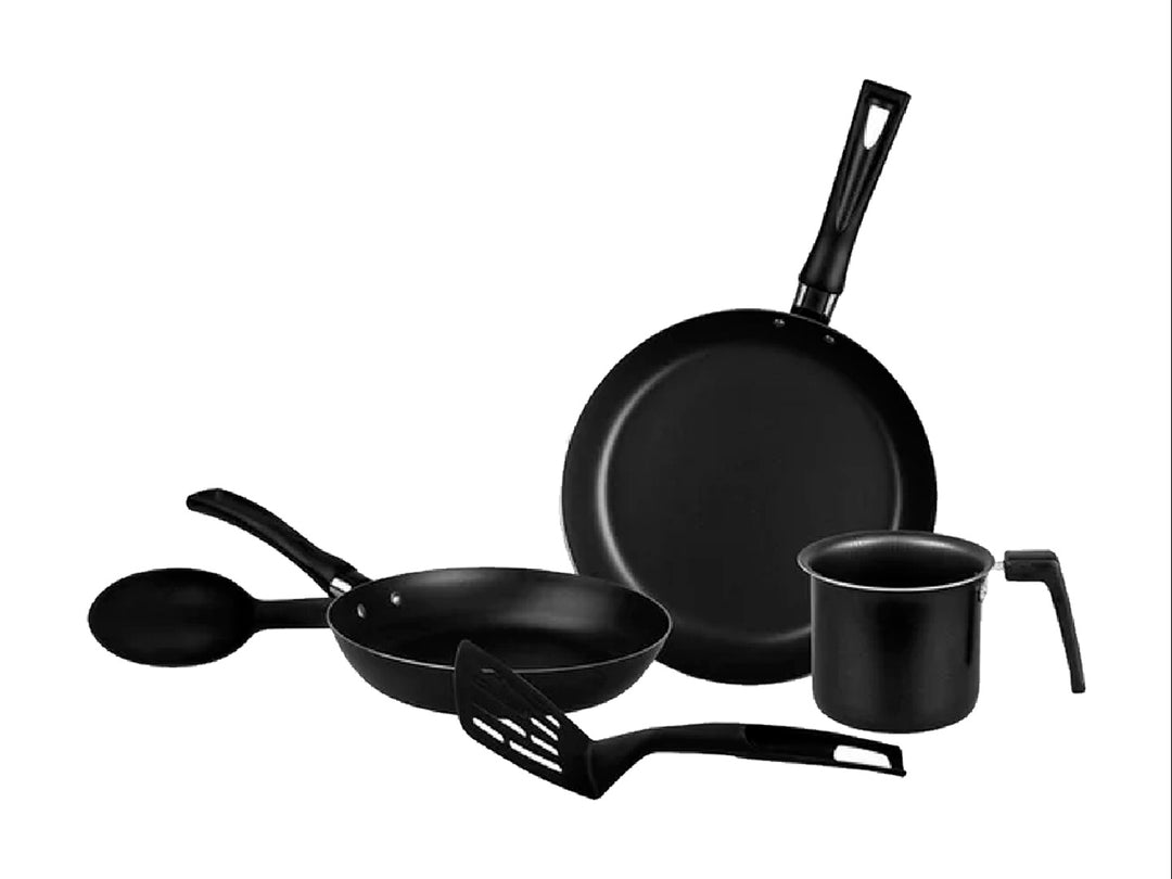 Batería de cocina color negro marca Deleite que incluye sartenes, una olla pequeña y utensilios de cocina.