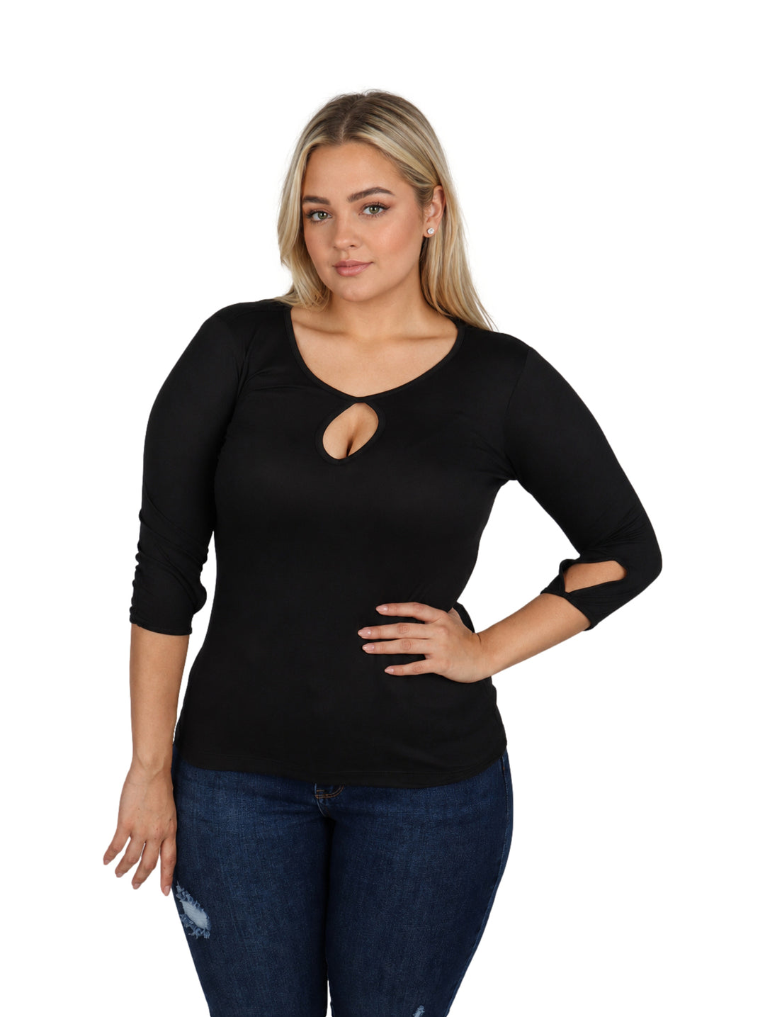 Mujer vistiendo blusa negra de manga tres cuartos con detalle circular en el pecho y aberturas en las mangas.