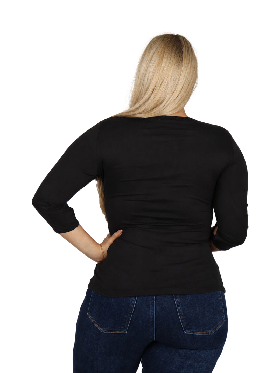Mujer vistiendo blusa negra de manga tres cuartos con detalle circular en el pecho y aberturas en las mangas.