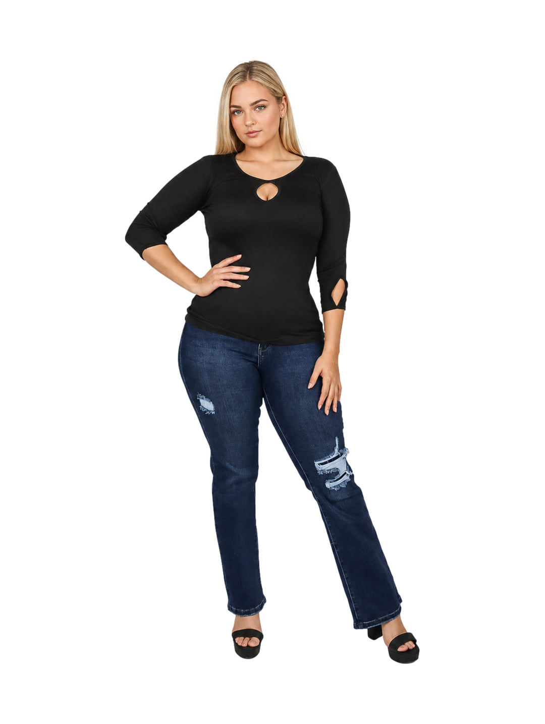 Mujer vistiendo blusa negra de manga tres cuartos con detalle circular en el pecho y aberturas en las mangas.
