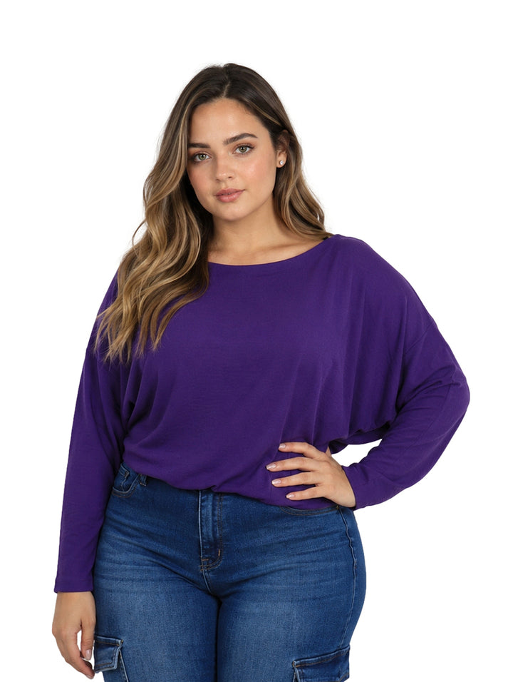 Mujer vistiendo una blusa color uva de manga larga y cuello redondo.