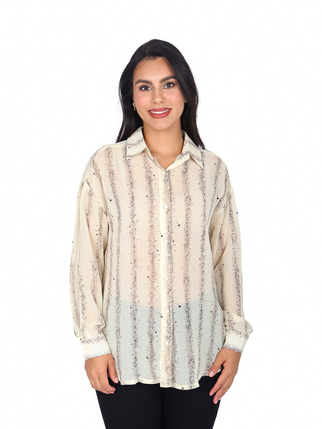 Blusa camisera color crema con estampado de líneas verticales oscuras y manga larga.
