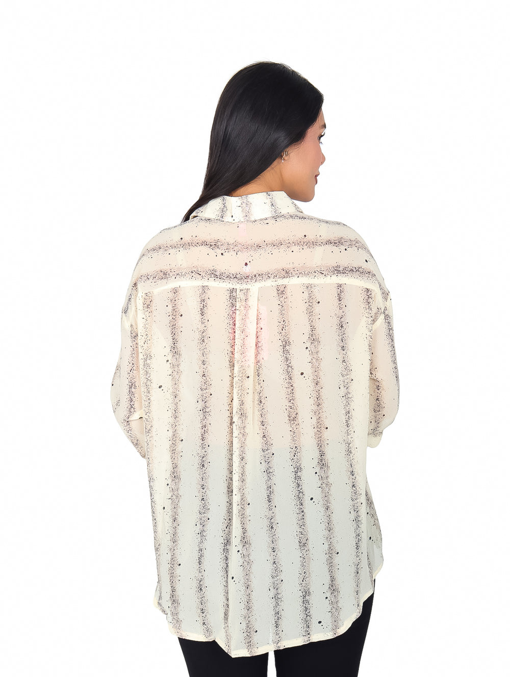 Blusa camisera color crema con estampado de líneas verticales oscuras y manga larga.