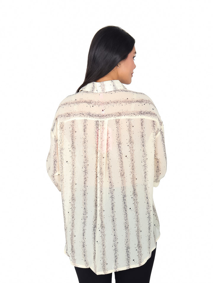 Blusa camisera color crema con estampado de líneas verticales oscuras y manga larga.