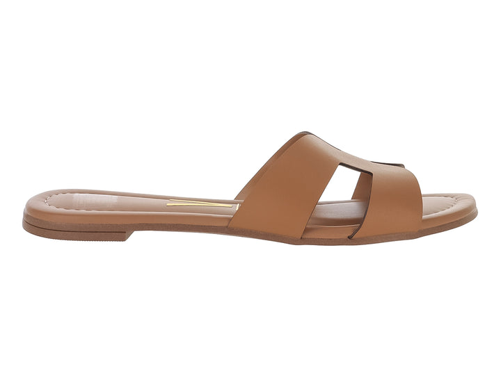 Sandalia plana de color camel con tira ancha frontal y suela delgada para mujer.