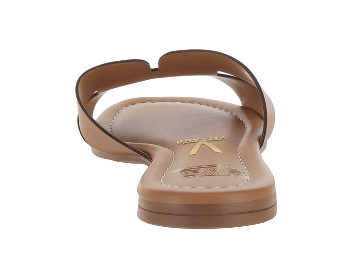 Sandalia plana de color camel con tira ancha frontal y suela delgada para mujer.