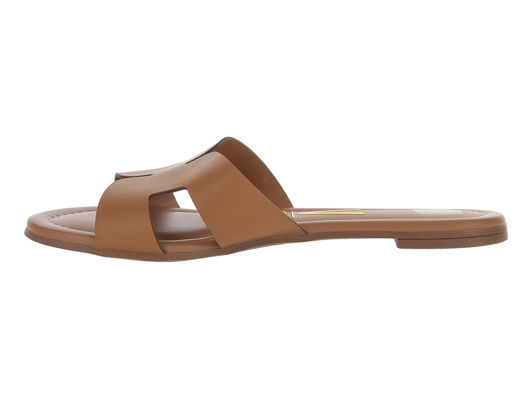 Sandalia plana de color camel con tira ancha frontal y suela delgada para mujer.