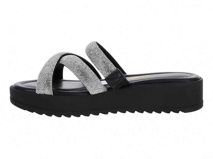Sandalia de plataforma negra con tiras cruzadas plateadas brillantes y suela dentada.