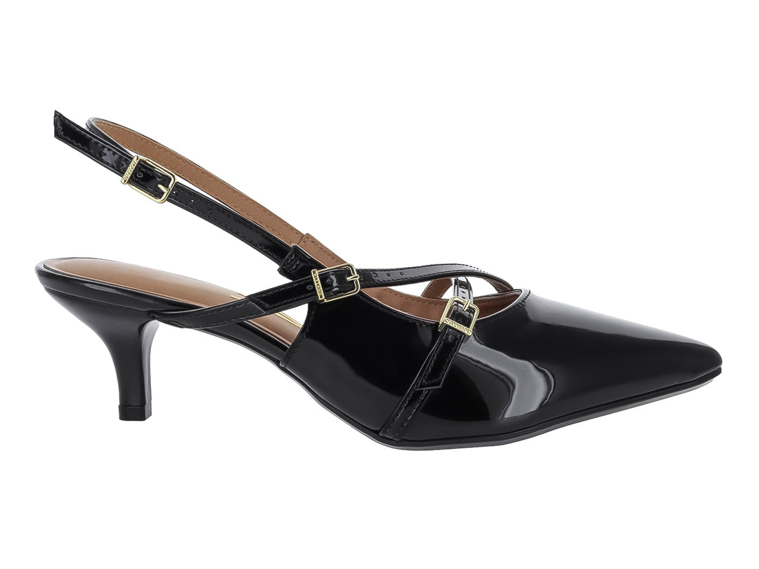 Zapato de tacón negro brillante con punta fina y correas con hebillas doradas.