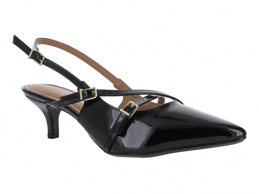 Zapato de tacón negro brillante con punta fina y correas con hebillas doradas.