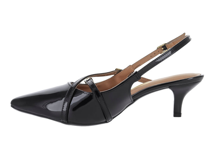 Zapato de tacón negro brillante con punta fina y correas con hebillas doradas.