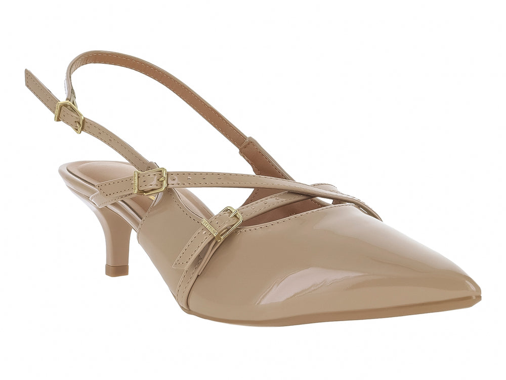 Zapato de tacón beige con punta afilada, correas cruzadas y hebillas doradas.