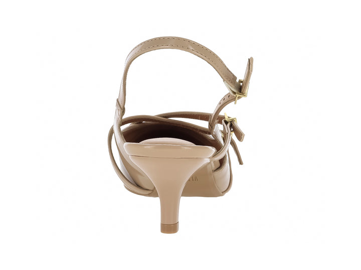 Zapato de tacón beige con punta afilada, correas cruzadas y hebillas doradas.
