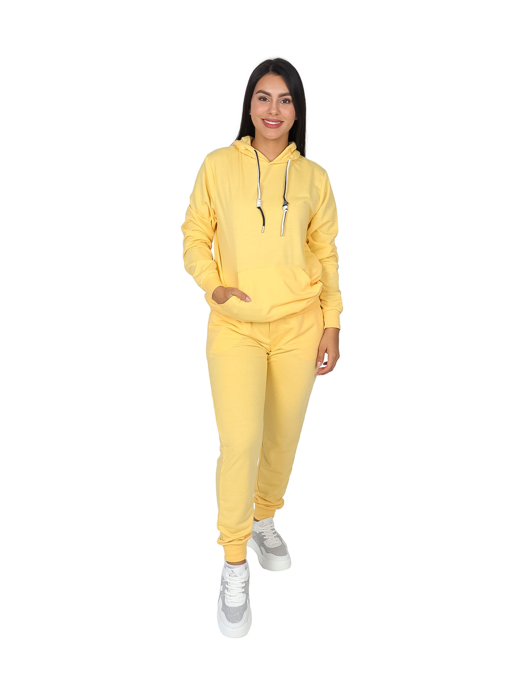 Conjunto deportivo amarillo de dos piezas con sudadera con capucha y pants para mujer.
