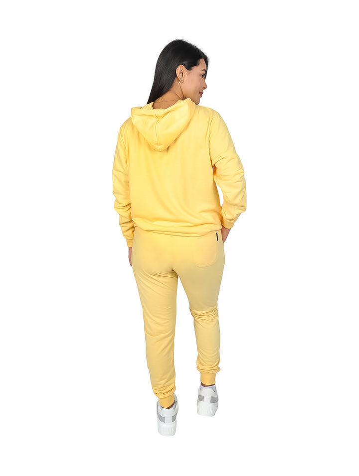Conjunto deportivo amarillo de dos piezas con sudadera con capucha y pants para mujer.