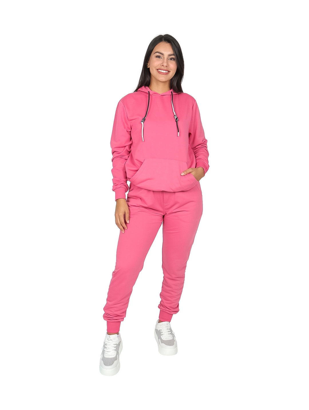 Mujer vistiendo un conjunto deportivo de sudadera con capucha y pants en color rosa.