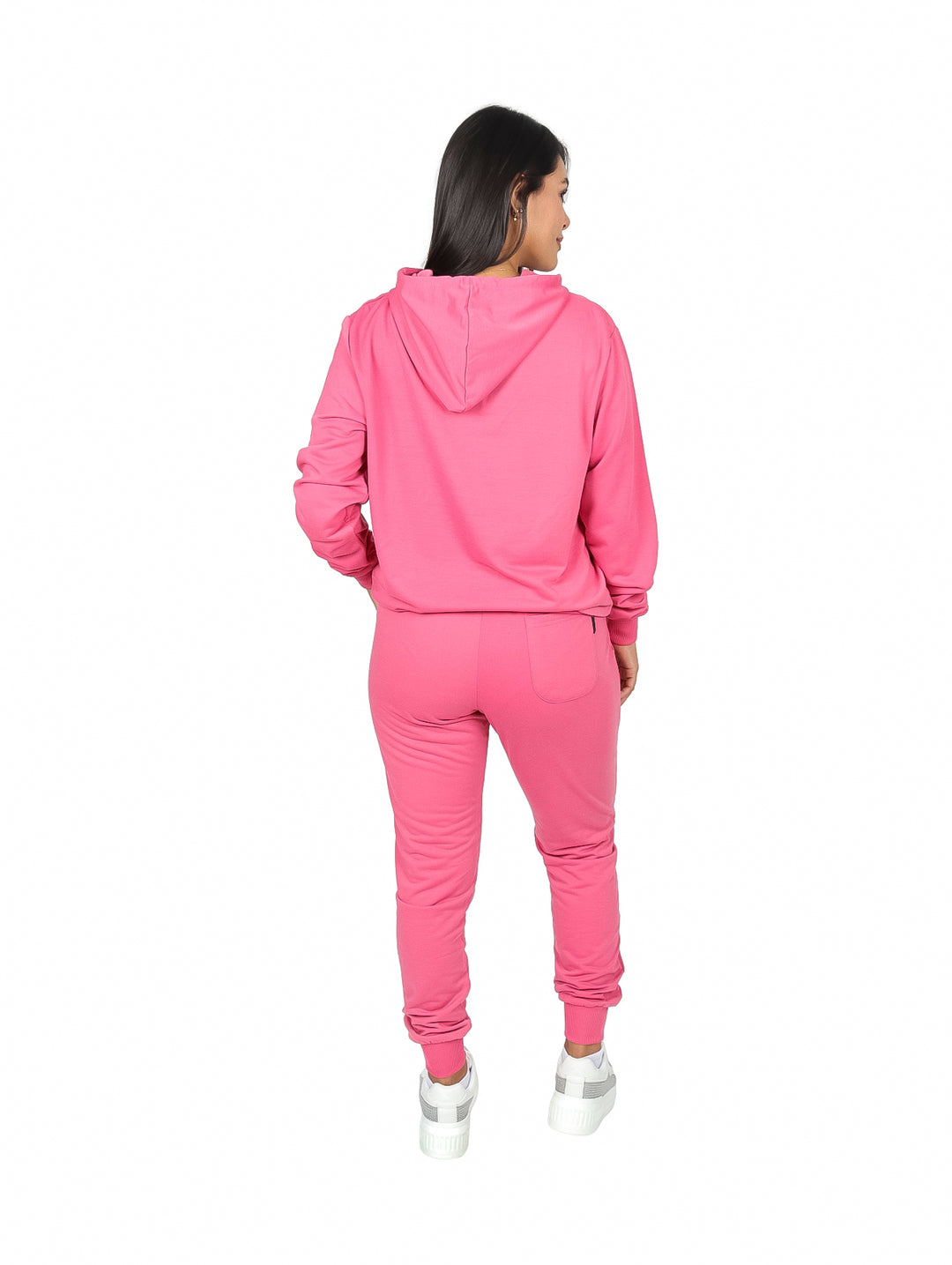 Mujer vistiendo un conjunto deportivo de sudadera con capucha y pants en color rosa.