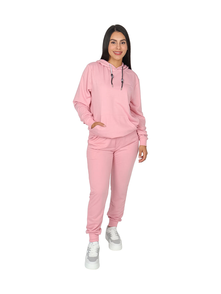 Mujer vistiendo un conjunto deportivo color salmón compuesto por sudadera con capucha y pants.