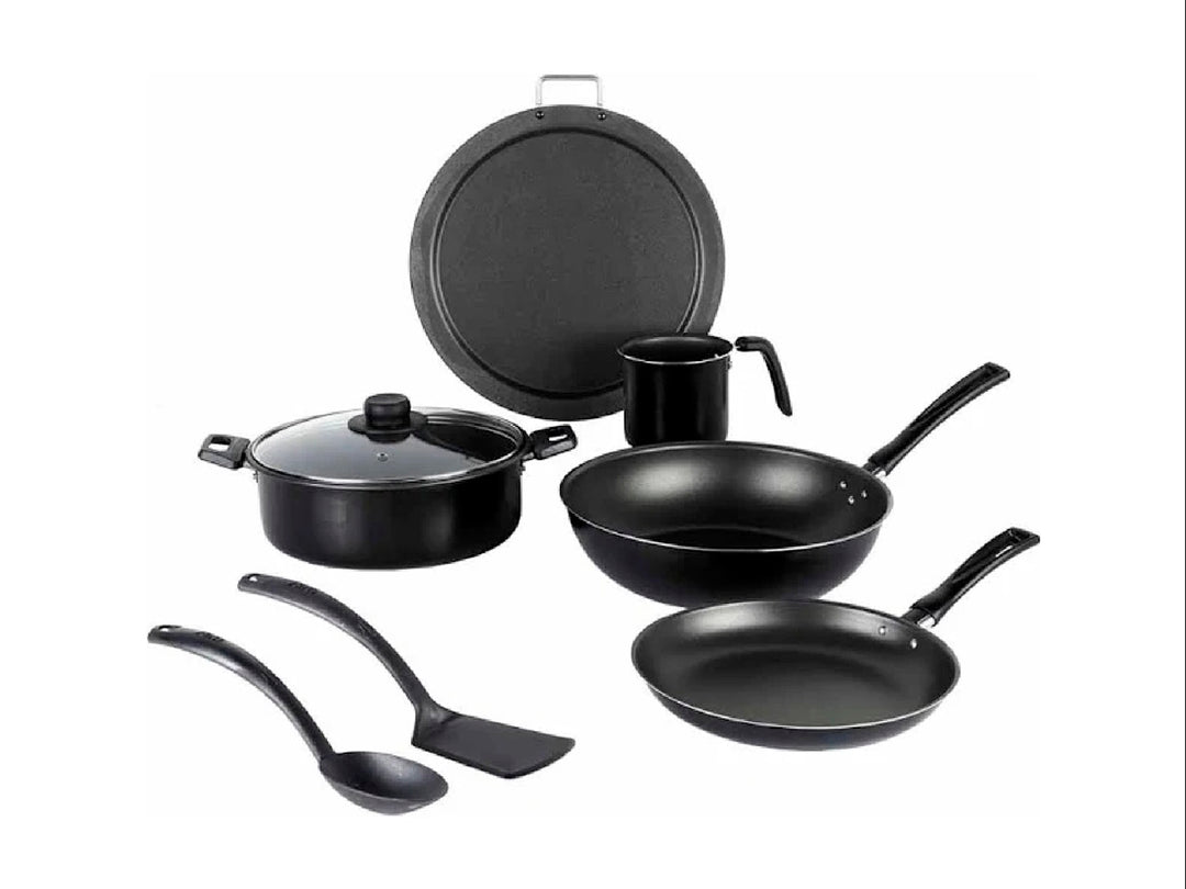 Set de batería de cocina Ekco de 8 piezas en color negro, incluye ollas, sartenes y utensilios.