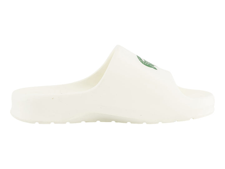 Sandalia tipo slide de color blanco con logo verde de Lacoste en la correa.