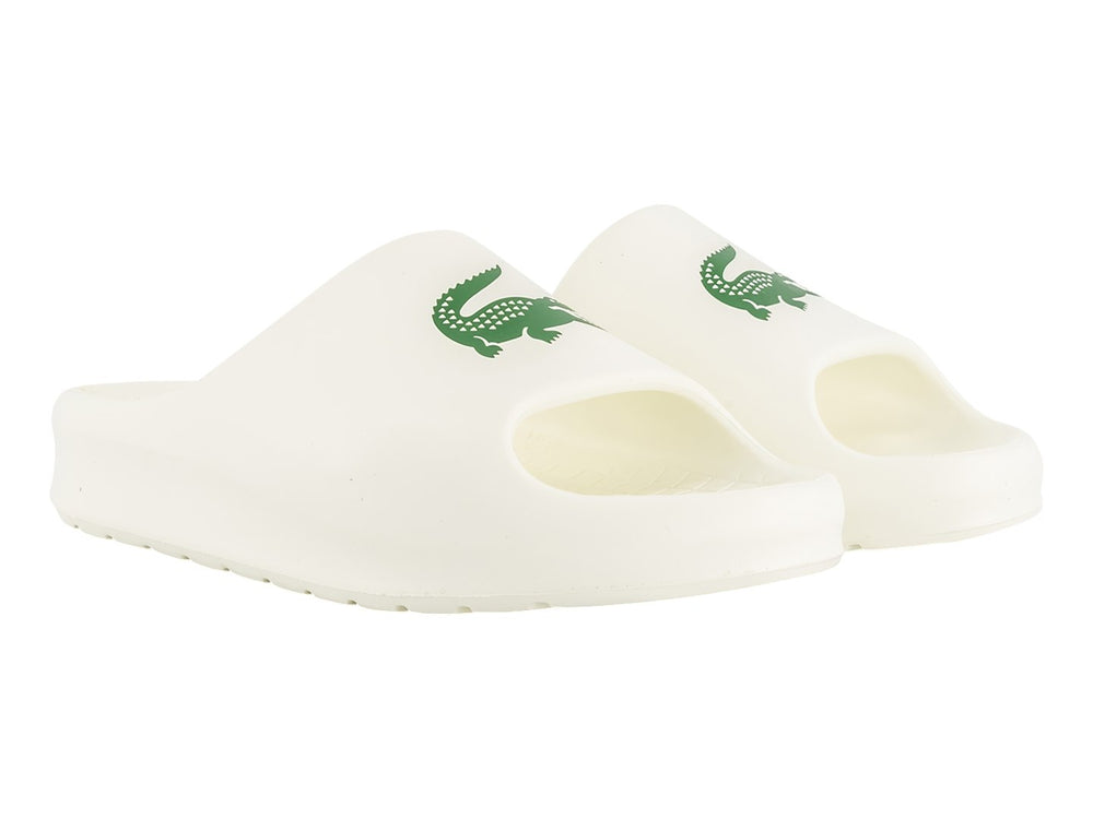 Sandalia tipo slide de color blanco con logo verde de Lacoste en la correa.