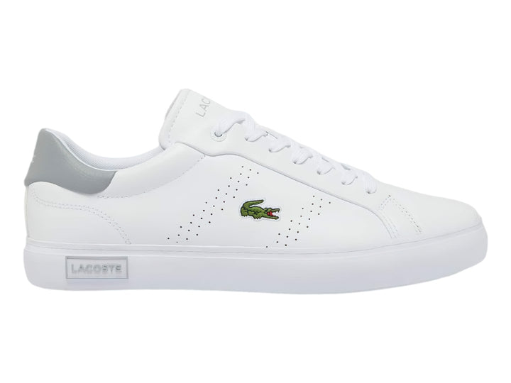 Tenis Lacoste Powercourt 2.0 en color blanco con talón gris y logotipo del cocodrilo verde en el lateral.
